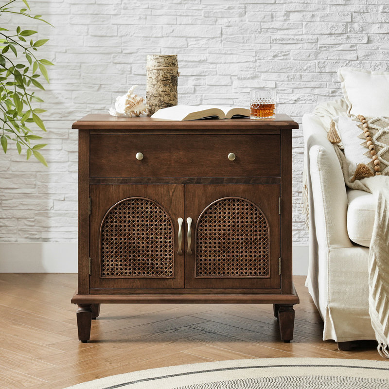 Table de bout à porte en rotin traditionnel H 27,5 po Dyals, Noyer