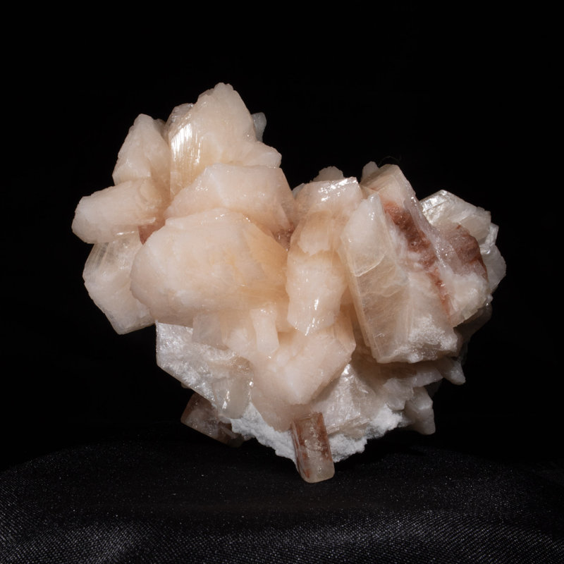 Apophyllite exceptionnellement rare avec stilbite sur calcédoine