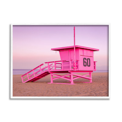 Photographie d'une cabane de plage rose