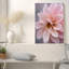 Dahlia rose avec gouttelettes d'eau et toile jaune au centre-132738194