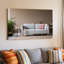 Toile «Un espace de vie minimaliste serein avec art mural gris clair orné d'un jeté beige doux et d'un coussin rose», art mural-1903460701