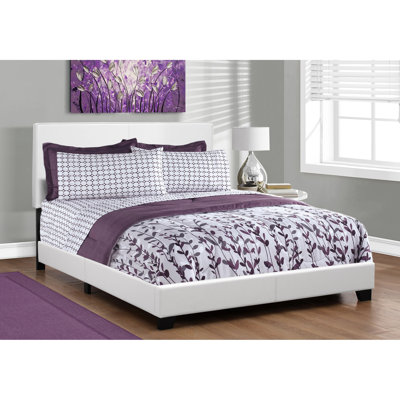 Le grand lit tapissier de couleur blanche ajoute de la classe au lit de la chambre à coucher, avec une finition élégante
