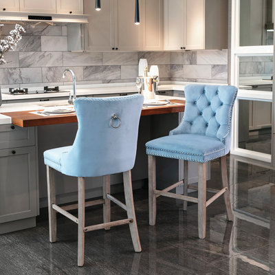 Tabourets de bar rembourrés avec décoration capitonnée à boutons et pieds en bois