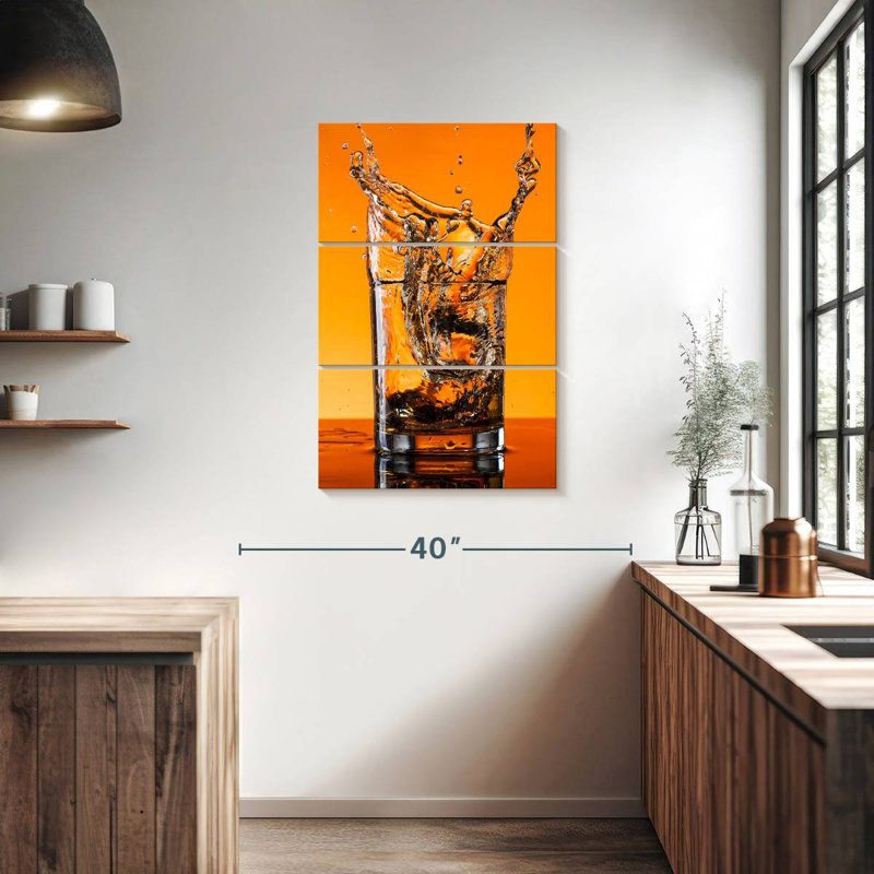 Yarlin whisky éclaboussant dans un verre, H 38 po x l 24 po