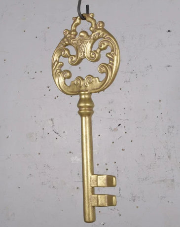 Aatiqah Gold Key Over Sized Statue