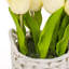Bouquet de tulipes dans un panier blanc-635571362-635571363