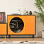 Armoire d'appoint moderne à deux tons avec rangement divisé - buffet orange et noir avec double porte et compartiments à poignées cachées