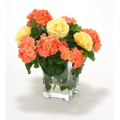 Centre de table Primrose and Ranunculas dans un vase