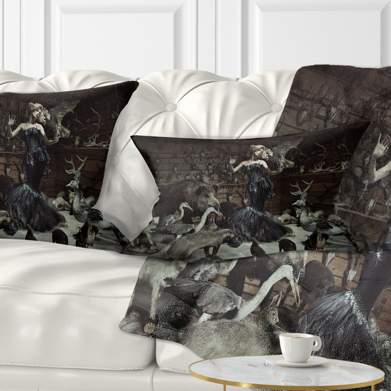 Coussin lombaire animal femme entre animaux sauvages