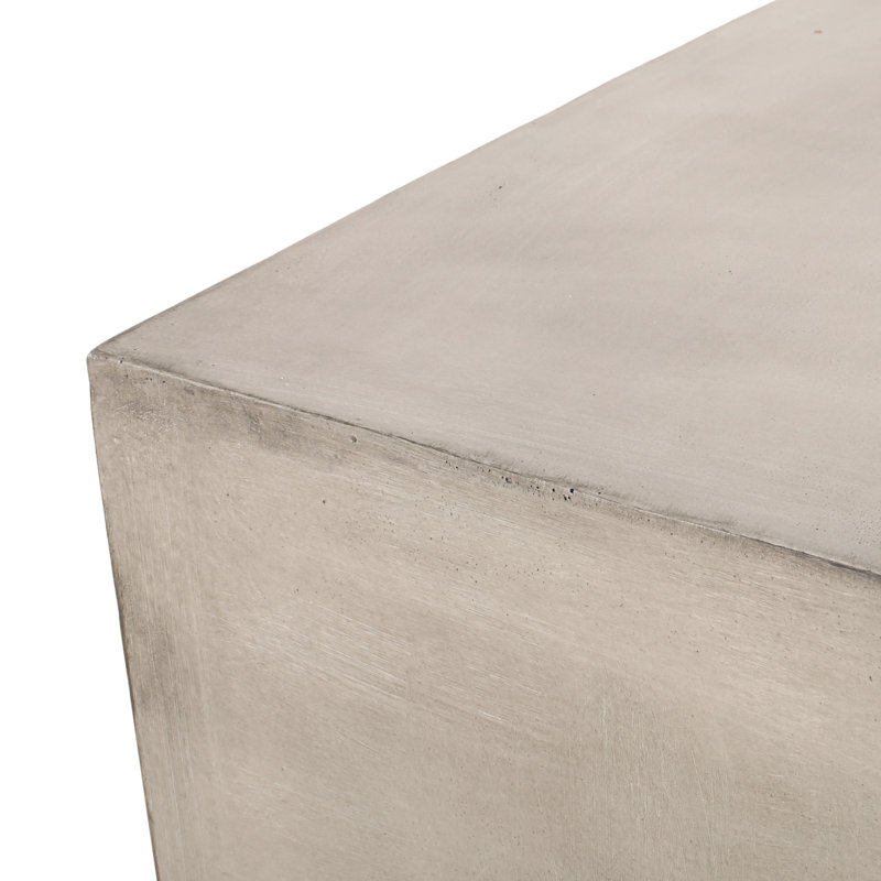 Table d'appoint grise qui rehausse l'attrait du patio et ajoute du style à votre cour