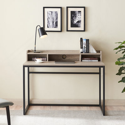 Bureau d'ordinateur de 47 po avec huche, bureau d'écriture de bureau à domicile en chêne gris avec rangement, table d'ordinateur en bois et métal moderne pour bureau, poste de travail ou configuration de jeu (finition chêne français)