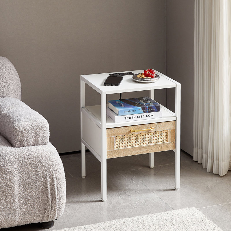 Table de chevet fonctionnelle en rotin avec prise de courant, ports USB, tiroir et pieds en métal pour une utilisation polyvalente à la maison et au bureau
