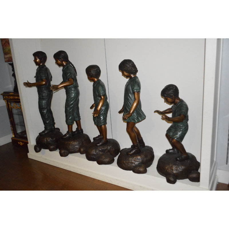 Statues en bronze cinq enfants de Michelson qui marchent ou se balancent - Taille: L 26 po x l 15 po x H 56 po.