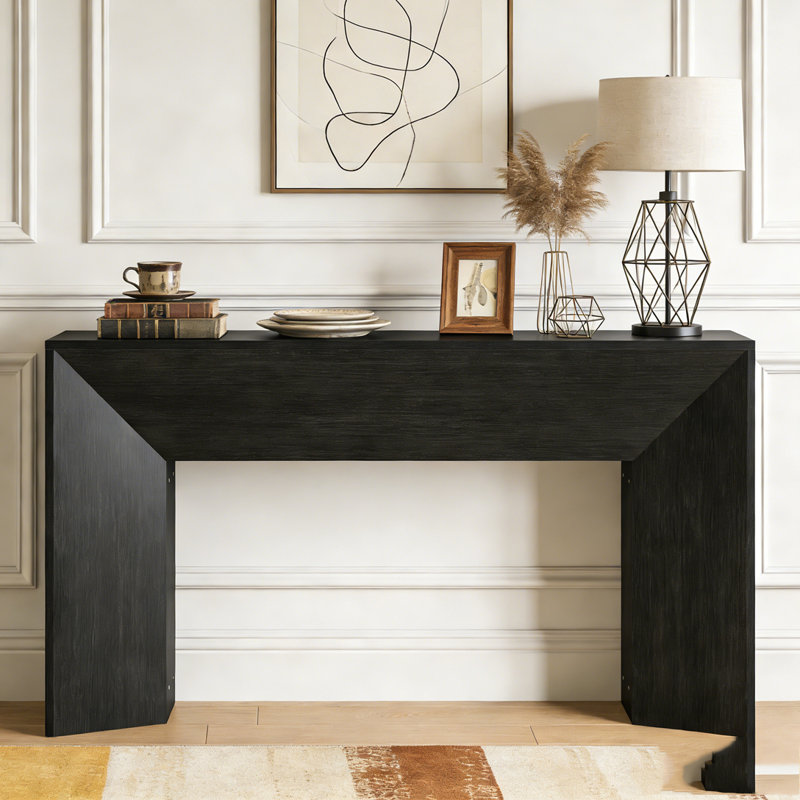 Console en bois avec canapé et couloir