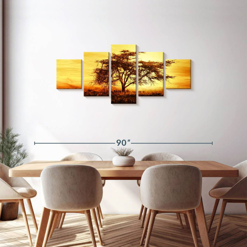 Arbre africain au coucher du soleil