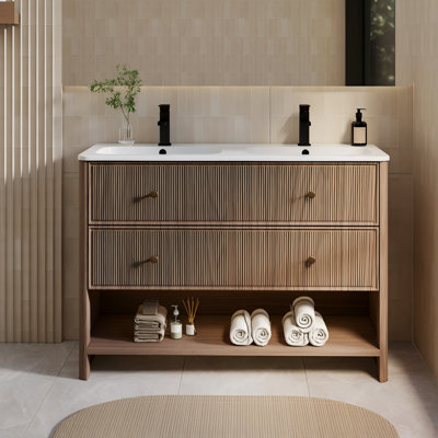 Meuble-lavabo double vasque autoportant de style ferme moderne de 122 cm (48 po), lavabo non inclus, panneaux en bois cannelé, 2 tiroirs à fermeture amortie, tablette ouverte