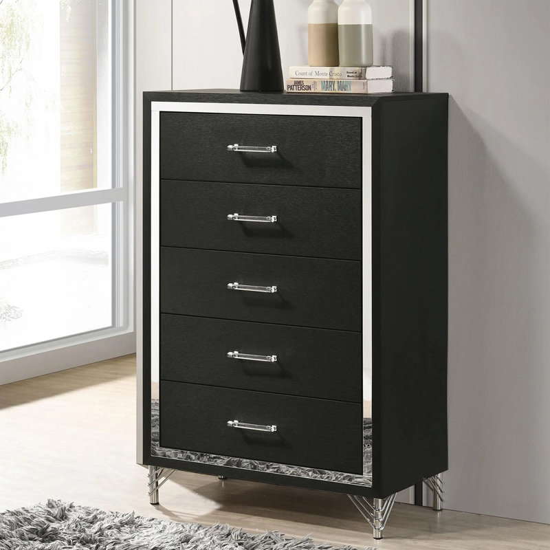 Commode 5 tiroirs en bois avec longues poignées noires