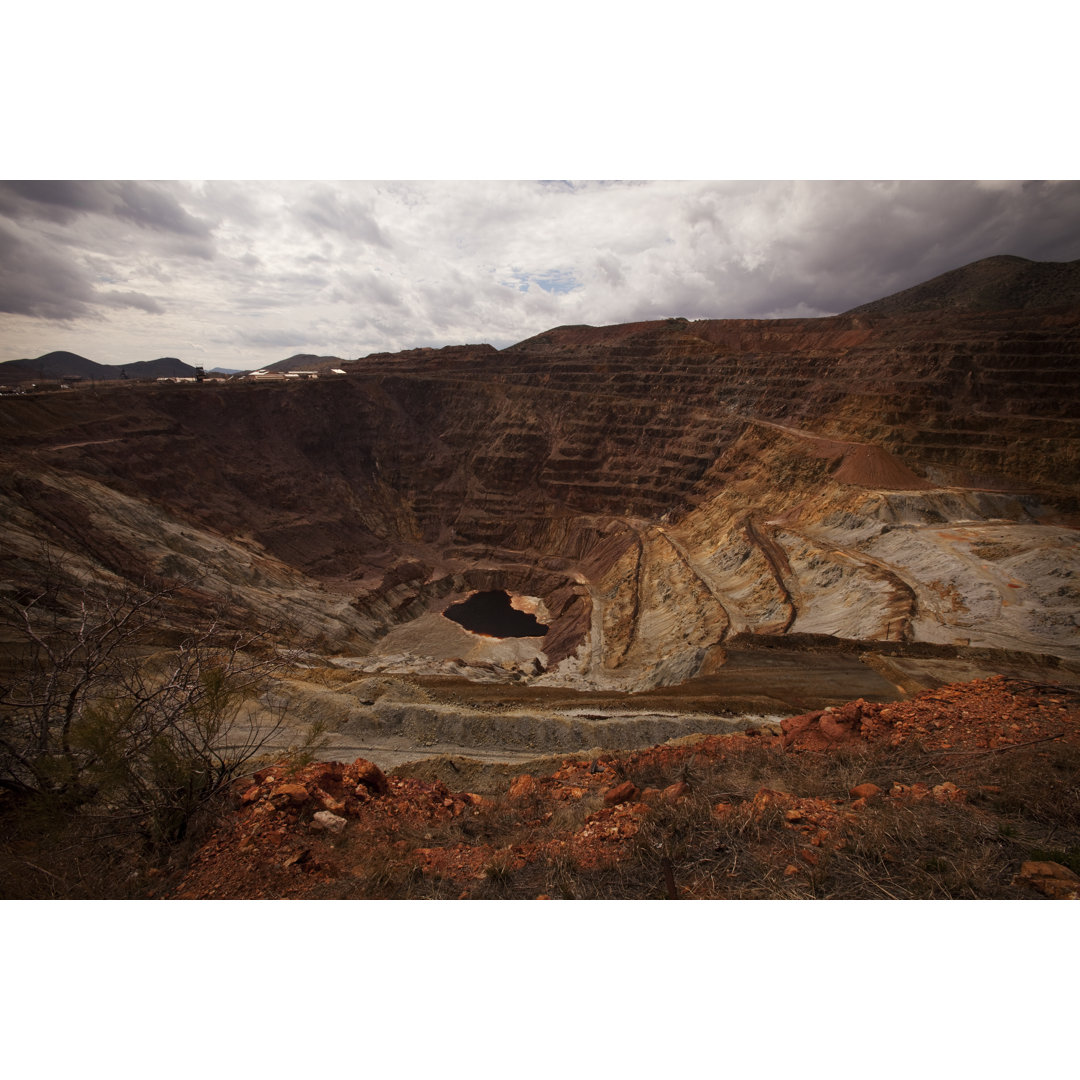 Red Copper Open Pit Mine von Twohumans - Kunstdrucke auf Leinwand ohne Rahmen