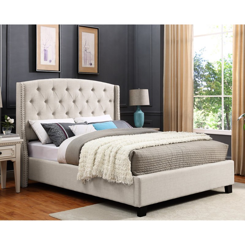 Grand lit beige tapissier à boutons - Chambre de luxe confortable avec ornement capitonné et tête de lit, caractéristique élégante