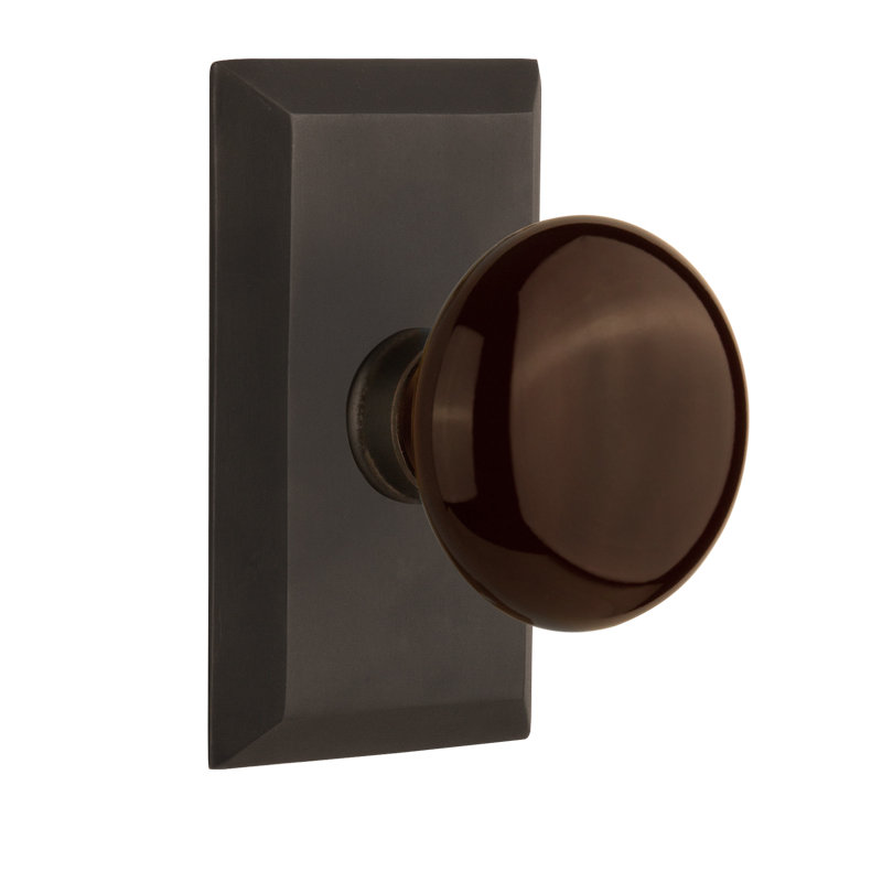 Plaque Studio avec poignée de porte en porcelaine brune, Bronze frotté à l'huile