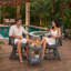 Ensemble bistro 3 pièces en PEHD pour l'extérieur | 2 chaises pivotantes + 1 table d'appoint | Résistant à toutes les saisons, nécessitant peu d'entretien et respectueux de l'environnement