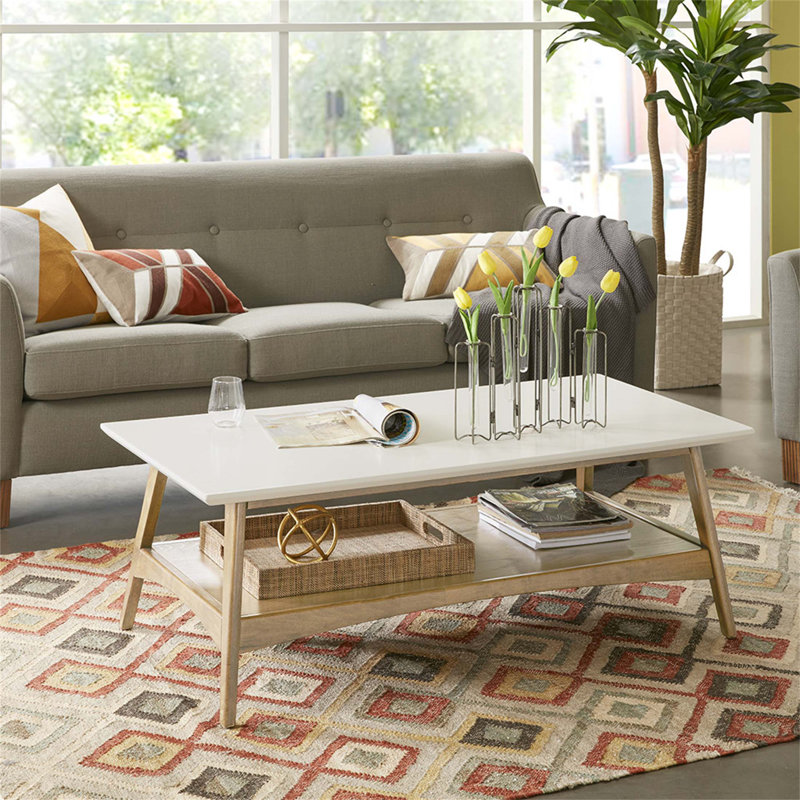 Table basse en bois d'inspiration Mid-Century avec finition bicolore et tablette de rangement, parfaite pour les salons modernes