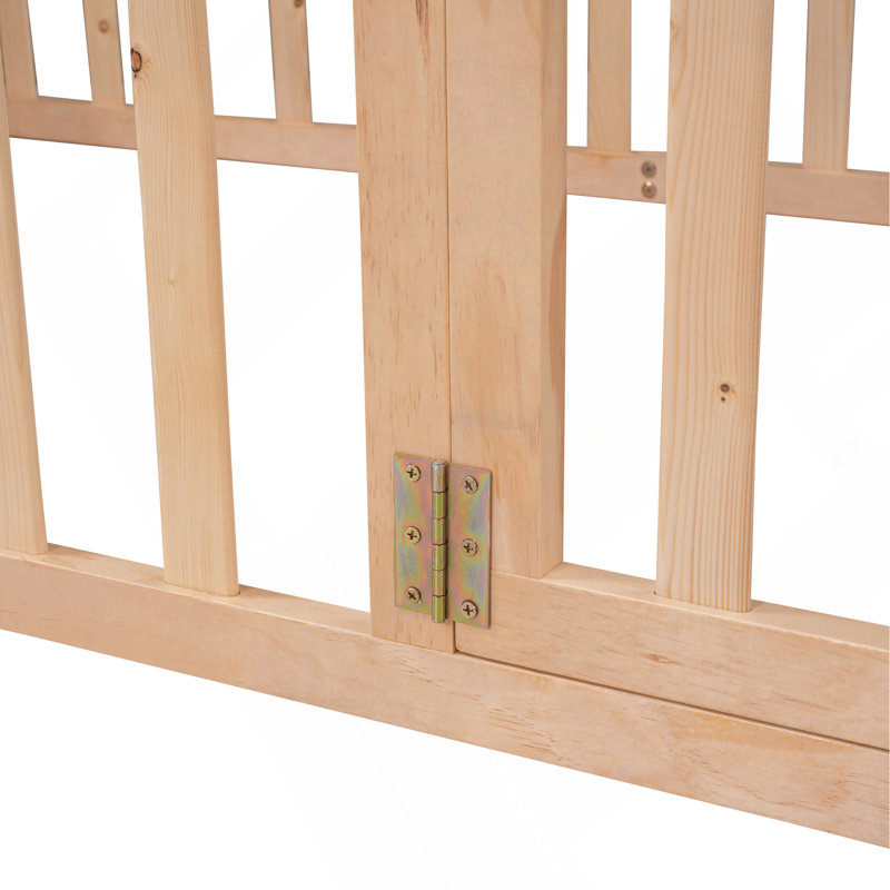 Structure de lit simple en bois avec clôture et porte