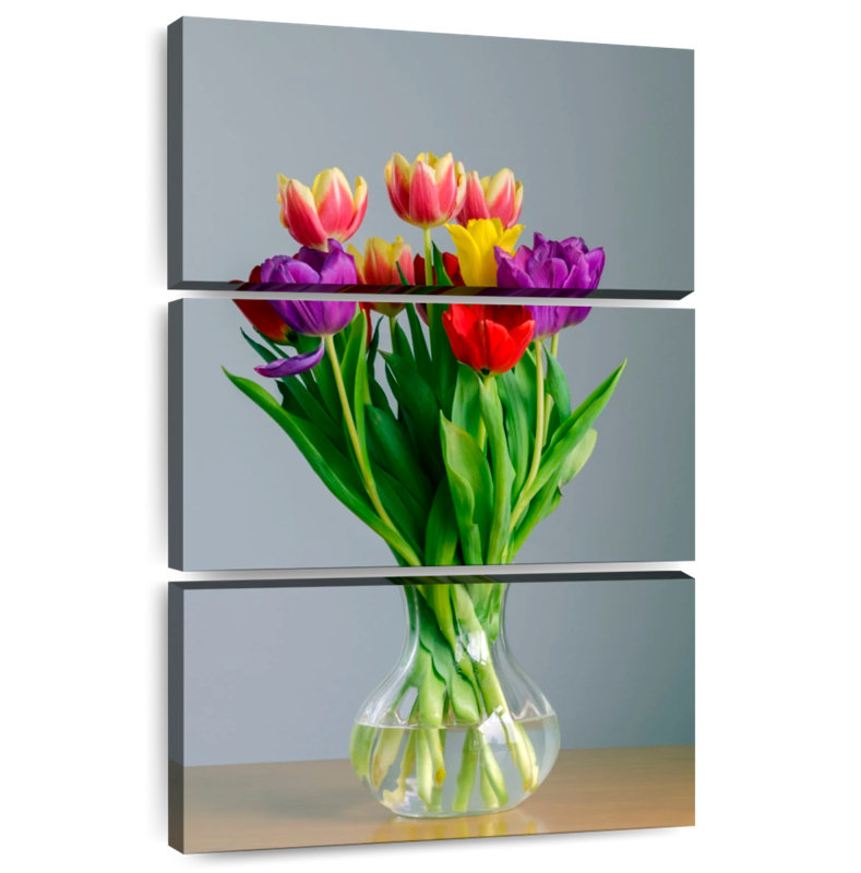 Harnek tulipes dans un vase en verre, H 74 po x l 48 po