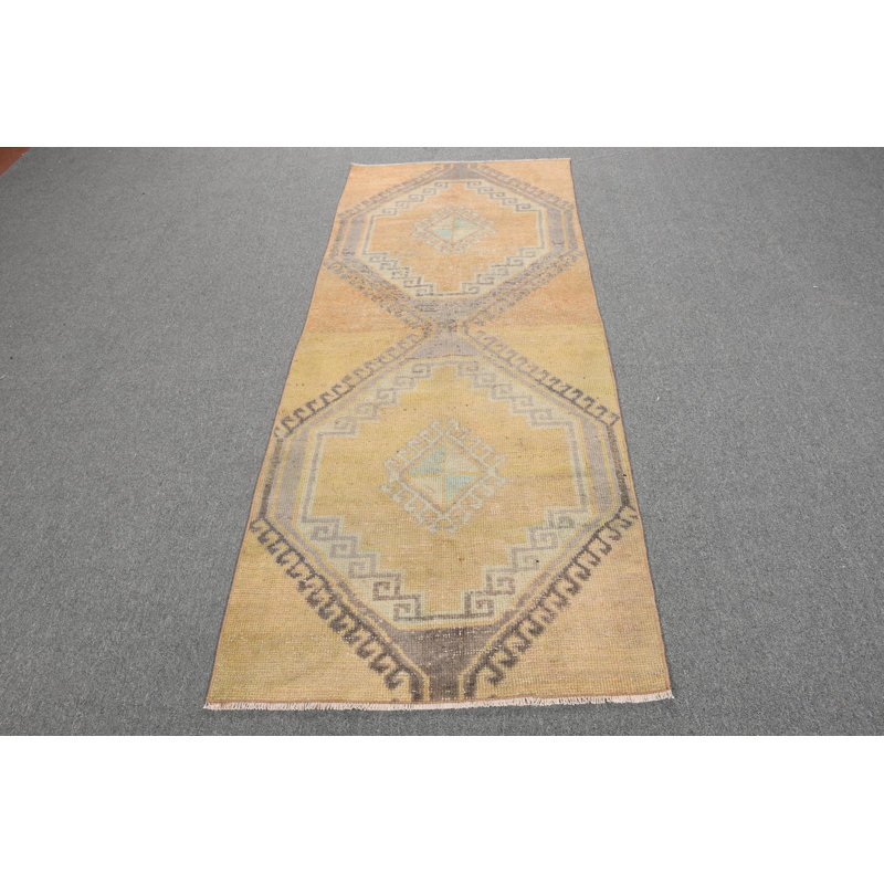 Tapis turc rétro avec des motifs traditionnels dans des tons terreux pour la décoration intérieure