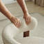 Fauteuil rembourré Varian Modern Teddy avec pieds en métal-80667622-79639743