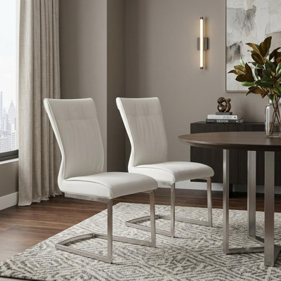 Ensemble de deux chaises d'appoint blanches et argentées en similicuir