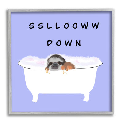 «Fia Slow Down Baby Sloth Bath Bath Lavender» par Ashley Singleton - impression sur bois