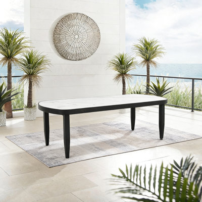 Table basse d'extérieur 120 x 60 cm (47,2'' x 23,6'') en marbre blanc grec - pierre frittée d'inspiration, structure en aluminium noir, pieds fuselés et angles arrondis.