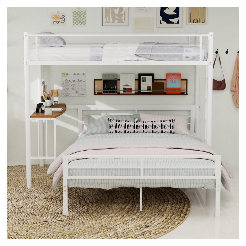 Lit superposé simple au-dessus d'un lit double en métal avec bureau intégré et garde-corps, blanc