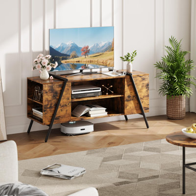 Meuble télé Modern Farmhouse pour téléviseur de 50 à 70 pouces - Meuble audio-vidéo en bois avec tablettes ouvertes réglables de 47,2 po - Pieds en U en métal - Console de rangement pour le salon et la chambre à coucher - Chêne chaud