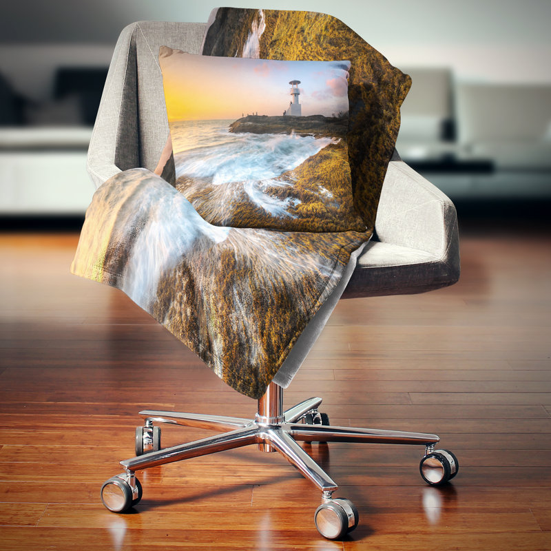 Phare sur un magnifique rivage - Coussin Sea & Shore, 16 po x 1 po, Coussin décoratif