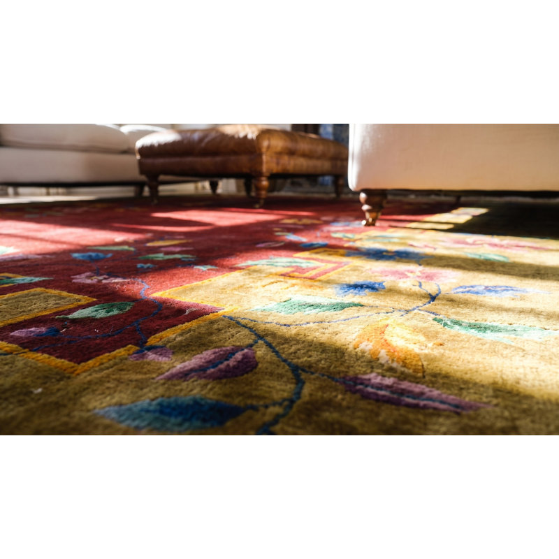 Grand tapis art déco chinois de couleur rouge antique long et étroit