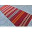 Tapis turc rayé fabriqué à la main dans des tons de terre éclatants pour une décoration intérieure unique rouge / orange