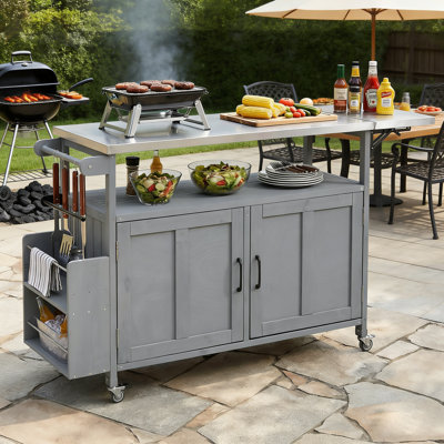 Îlot de cuisine en bois pour l'extérieur avec plateau en acier inoxydable, banc de rempotage pliable et chariot de préparation pour barbecue avec armoire de rangement et support à épices