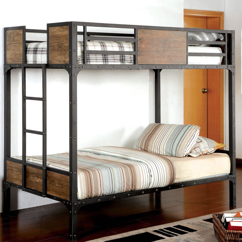Structure en métal avec lit superposé simple au-dessus de simple de style industriel avec échelle de pied de lit en bois et tête de clou