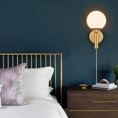 Applique murale moderne en or avec abat-jour globe en verre de lait