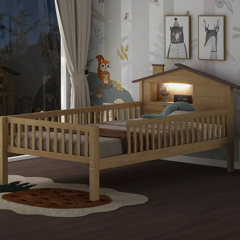 Lit plateforme simple en bois avec tête de lit en forme de maison enchanteresse, éclairage à DEL intégré et rangement pratique intégré pour une chambre à coucher de rêve.