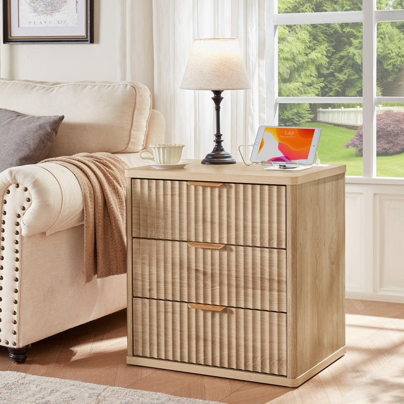 Ensemble de 3 meubles de chambre modernes en bois, comprenant une commode à 6 tiroirs (107 cm de hauteur) et une table de chevet à 3 tiroirs avec station de recharge.