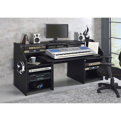 Bureau de musique rectangulaire noir avec 2 compartiments ouverts, une tablette au-dessus de la table, plusieurs trous de passage de câbles pour la disposition des fils, instruments audio à fixation par vis, écouteurs, en métal