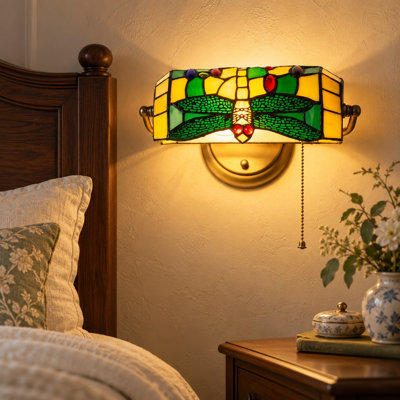  Applique murale style Tiffany, lampe libellule en verre coloré avec base en laiton, luminaire mural rétro E26 pour le salon de la chambre à coucher, vert