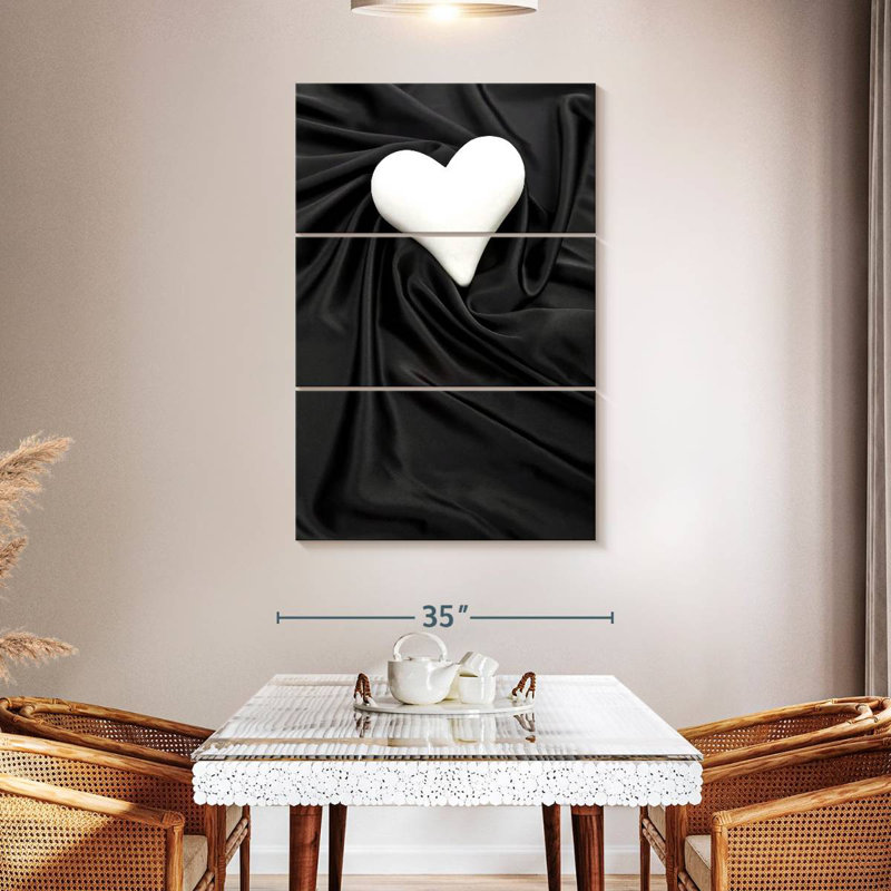 Hardie cœur blanc sur satin noir, H 32 po x l 20 po