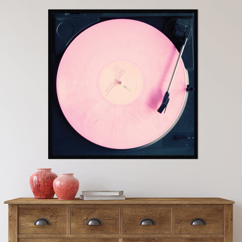 «Pink Record» par Caroline Mint - photographie avec cadre photo, H 34 po x l 34 po, Noir