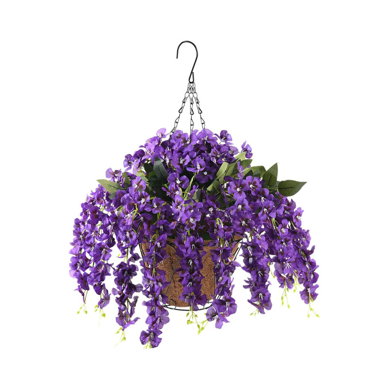 Fleurs artificielles en soie dans un panier suspendu