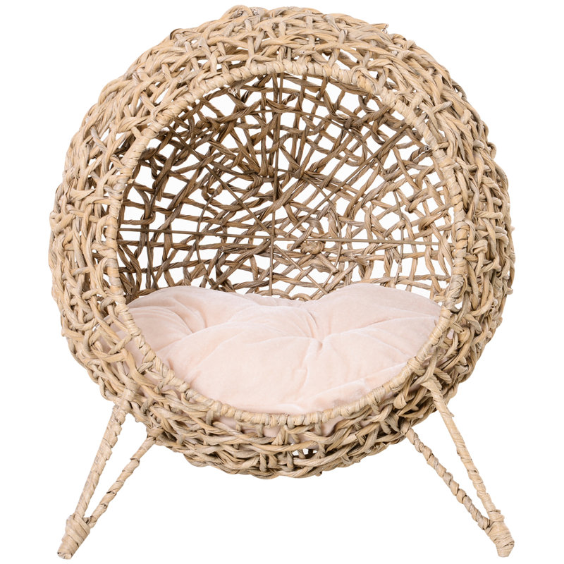 Lit surélevé beige tissé à la main pour un chat heureux et calme
