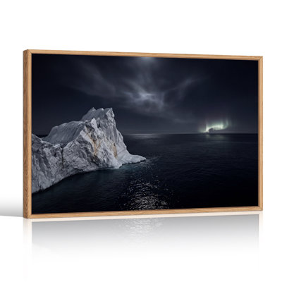 Iceberg blanc dans l'océan sombre sous un ciel nocturne aux aurores boréales - Toile murale